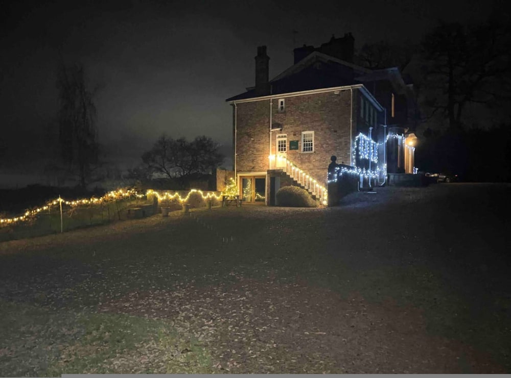 Stunning Hall Cottage Near York and Leeds