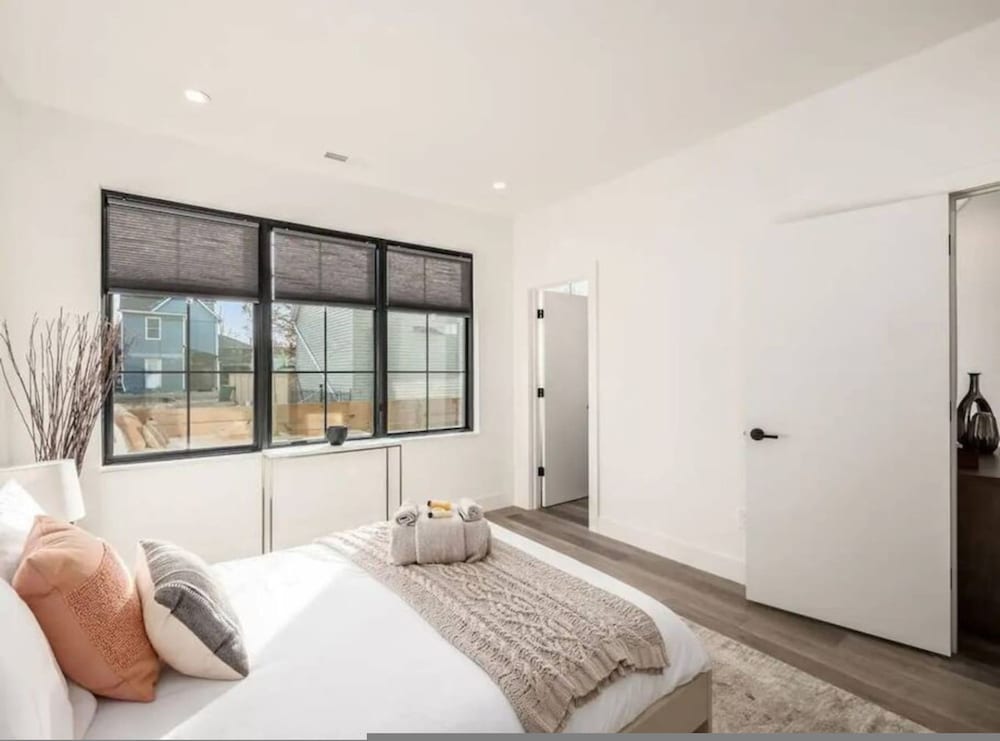 Work Of Art -3 Bedroom Elegant Townhome-columbus