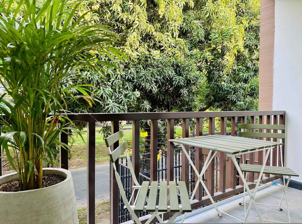 w Marvelous Loft w Fantastic Balcony in Cali