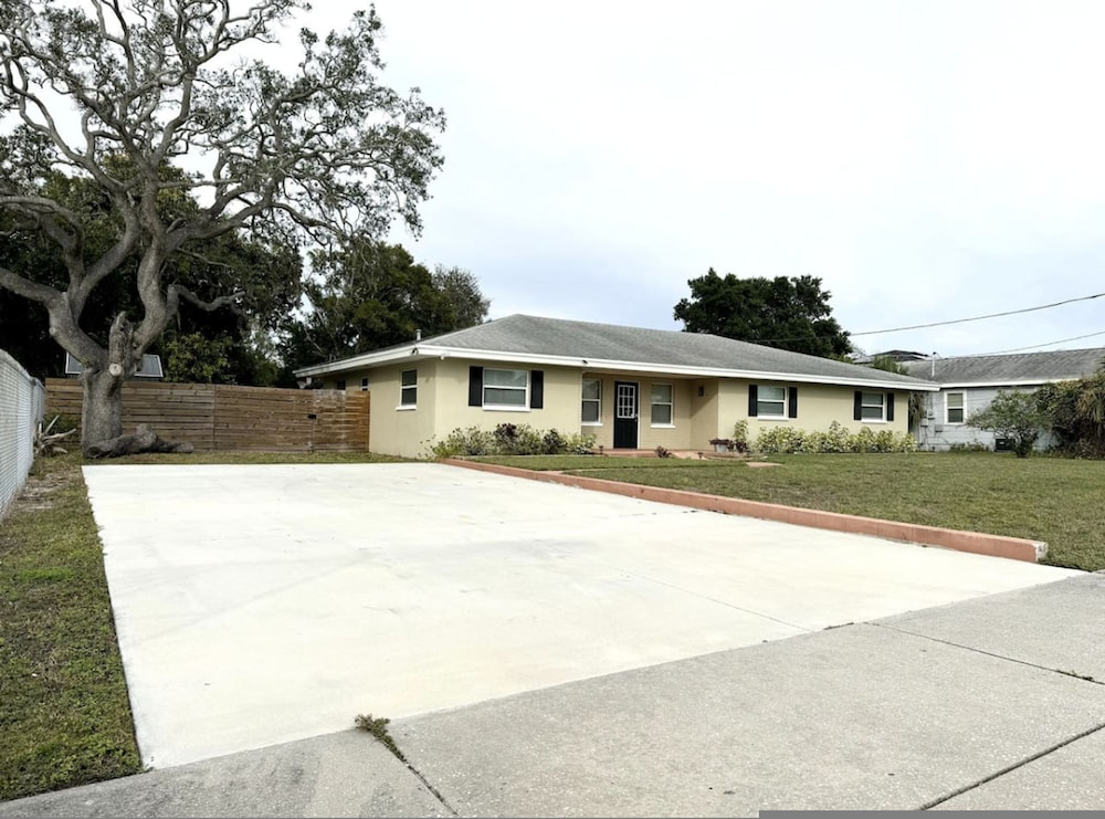 Quiet Spacious Home Close to Clearwater Beaches