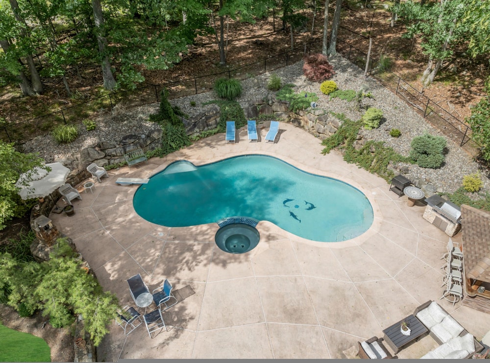 Cozy Family Retreat With Great Views and Game Room