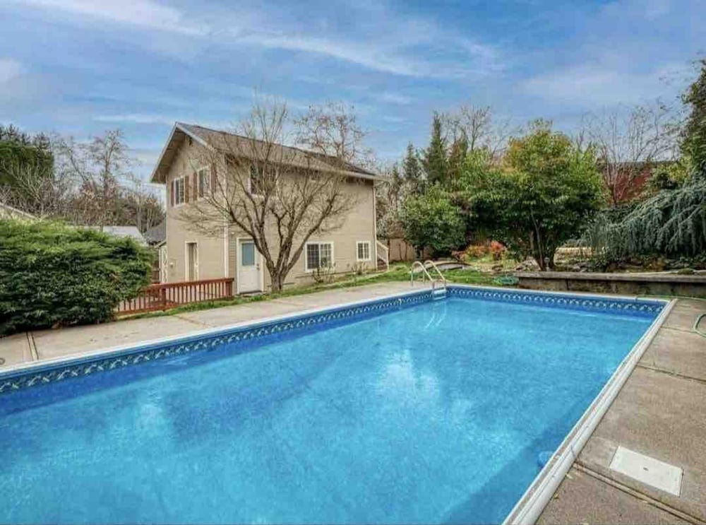 Medford Vacations - Medford Home and 2 Condos With Pool and Hot tub - Property Image 8