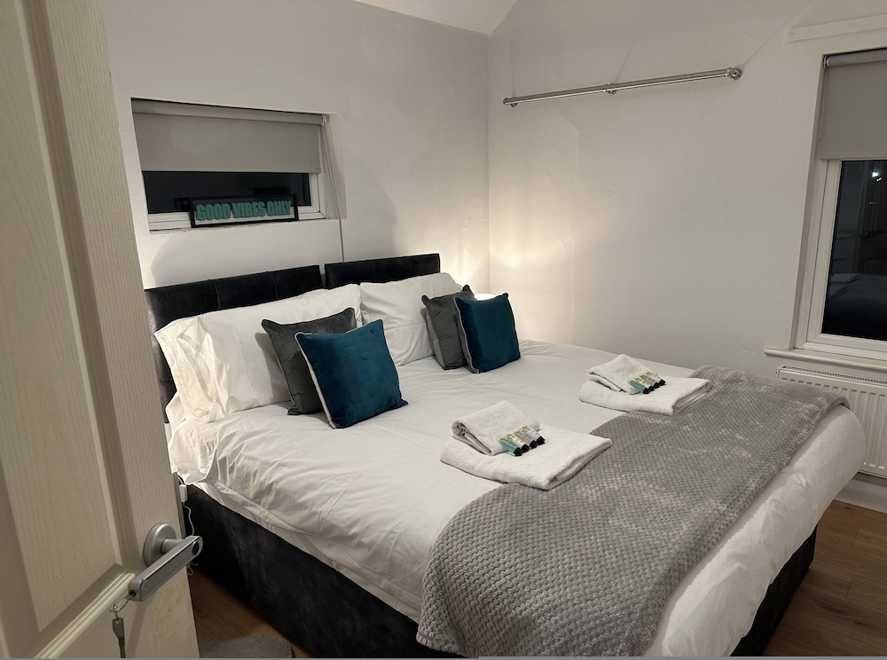 3 bed Chill Glouc With 3 Bedrooms and 1 Bathrooms