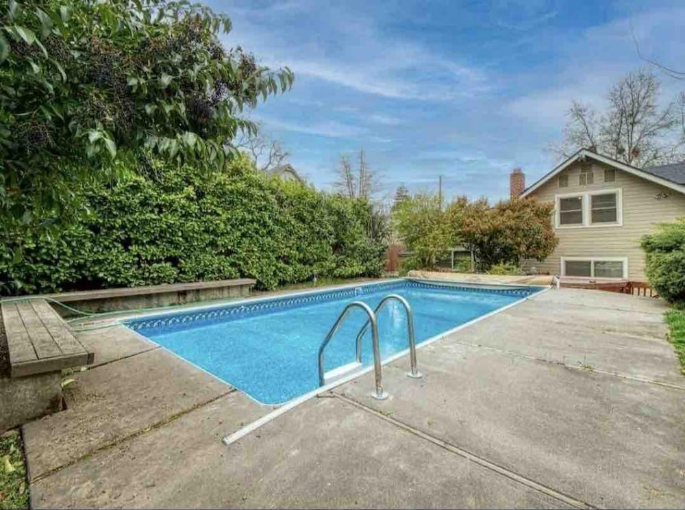 Medford Vacations - Medford Home and 2 Condos With Pool and Hot tub - Property Image 9