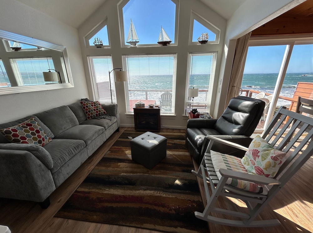 Oceanfront Cabin 10 Jacuzzi Breathtaking Views