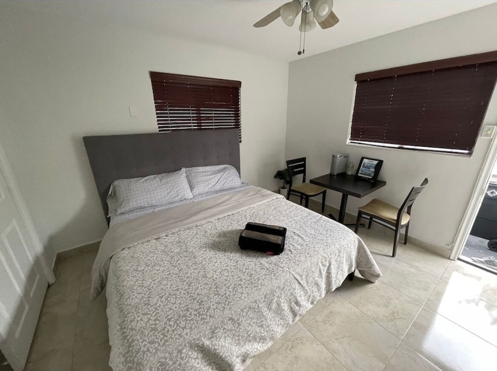 Private 1BD Efficiency King bed Wi-fi Parking