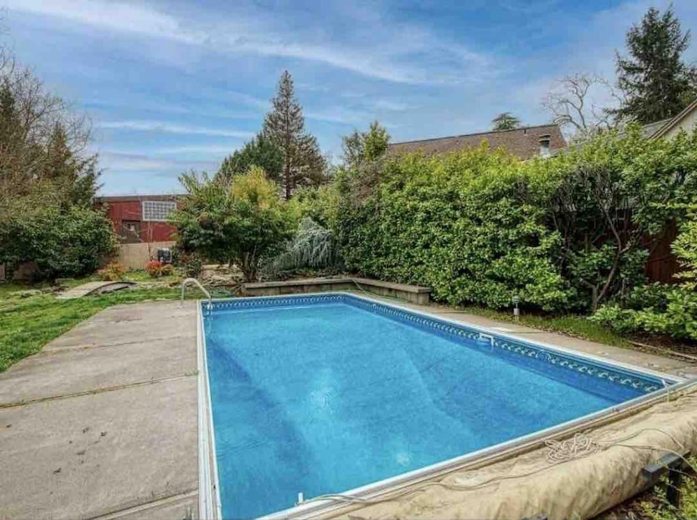 Medford Vacations - Medford Home and 2 Condos With Pool and Hot tub - Property Image 7