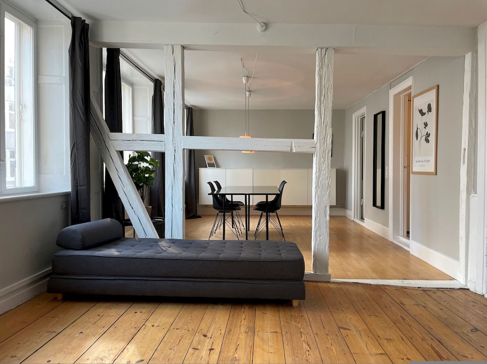 Trendy Apartment - The Marble Church Views