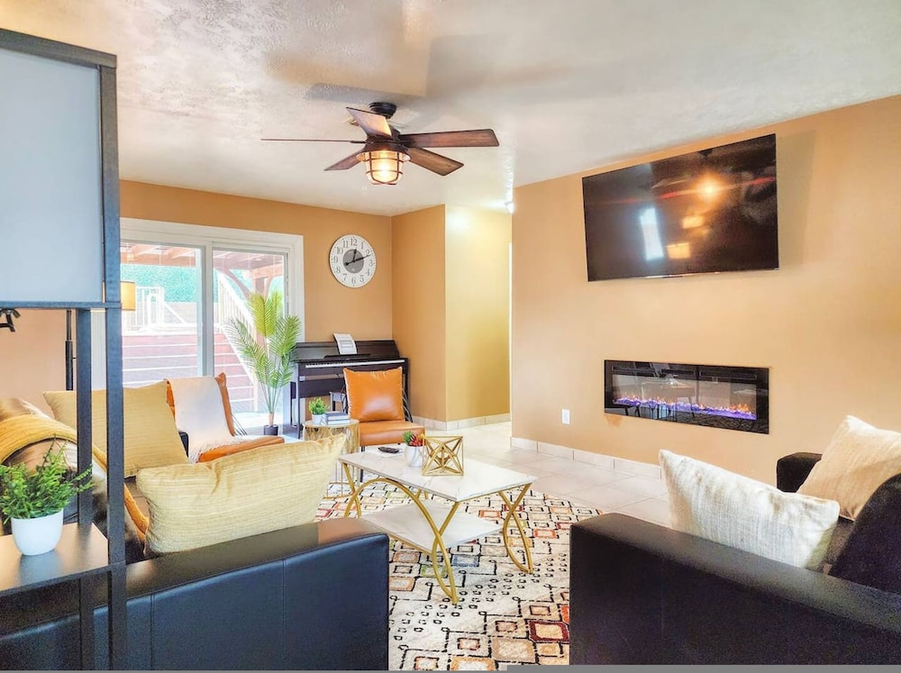 Katy Oasis w Game Room