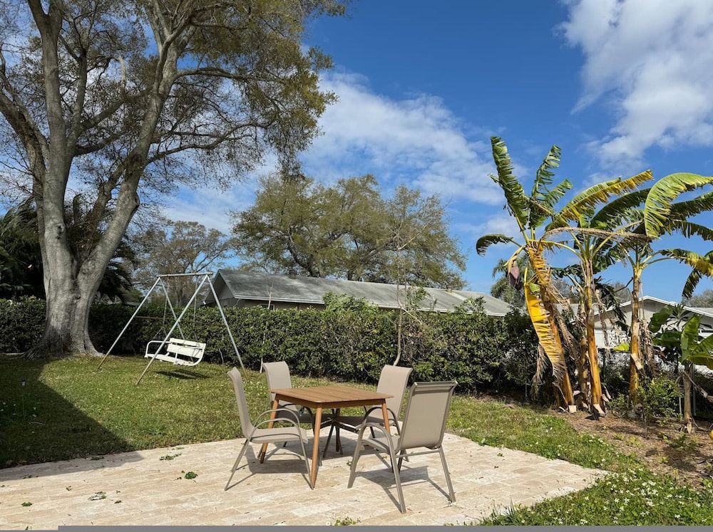 Home Close to Saint Pete Pier new Spacious