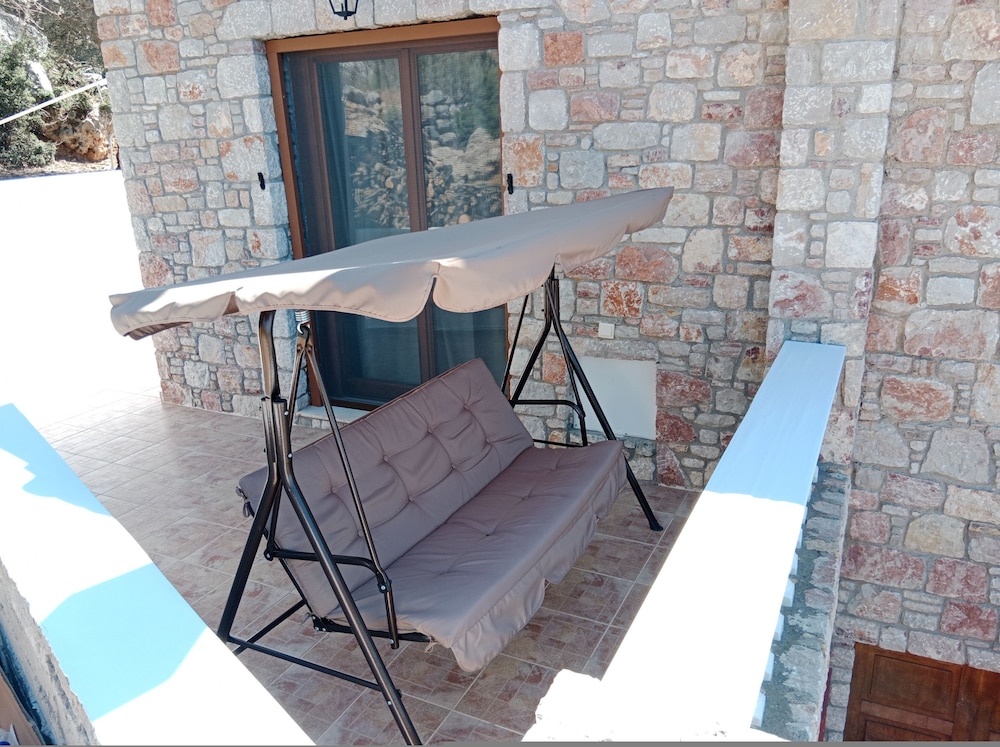 Tsampika s Traditional Stone Cottage in Siana