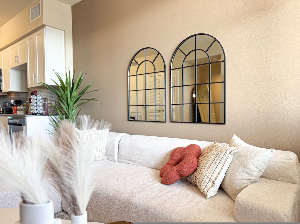 Stylish Getaway W Pool GYM Parking 10 Min to Cedar