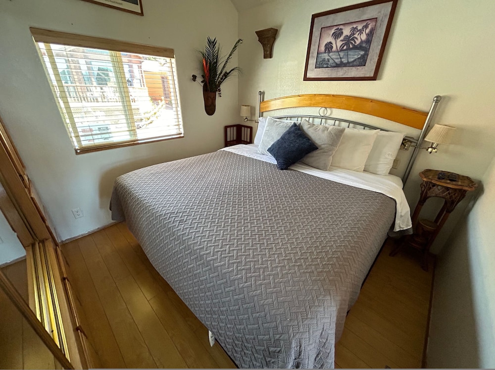 Ocean Front Cabin 11 w Jacuzzi Superb Views