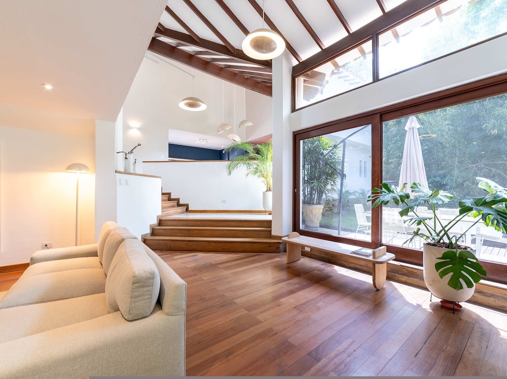 w Incredible 5BR House w Jacuzzi in El Poblado