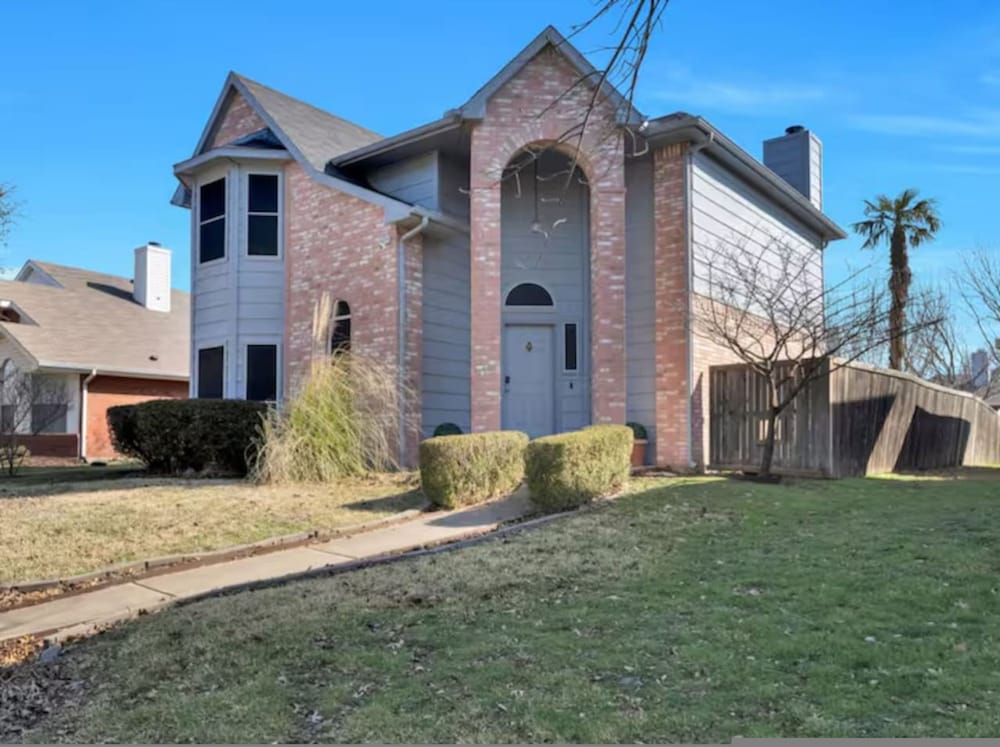 Frisco Castle 3BR Garage Parking Gated Backyard