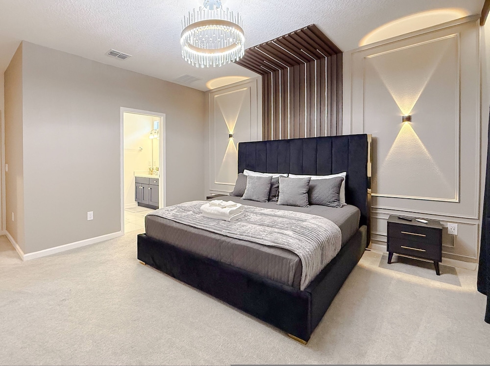 Sophisticated 9 Bedroom Close to Disney