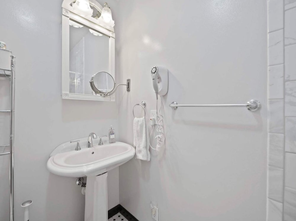 Charming Green Cove Historic Home 1st Floor Stay