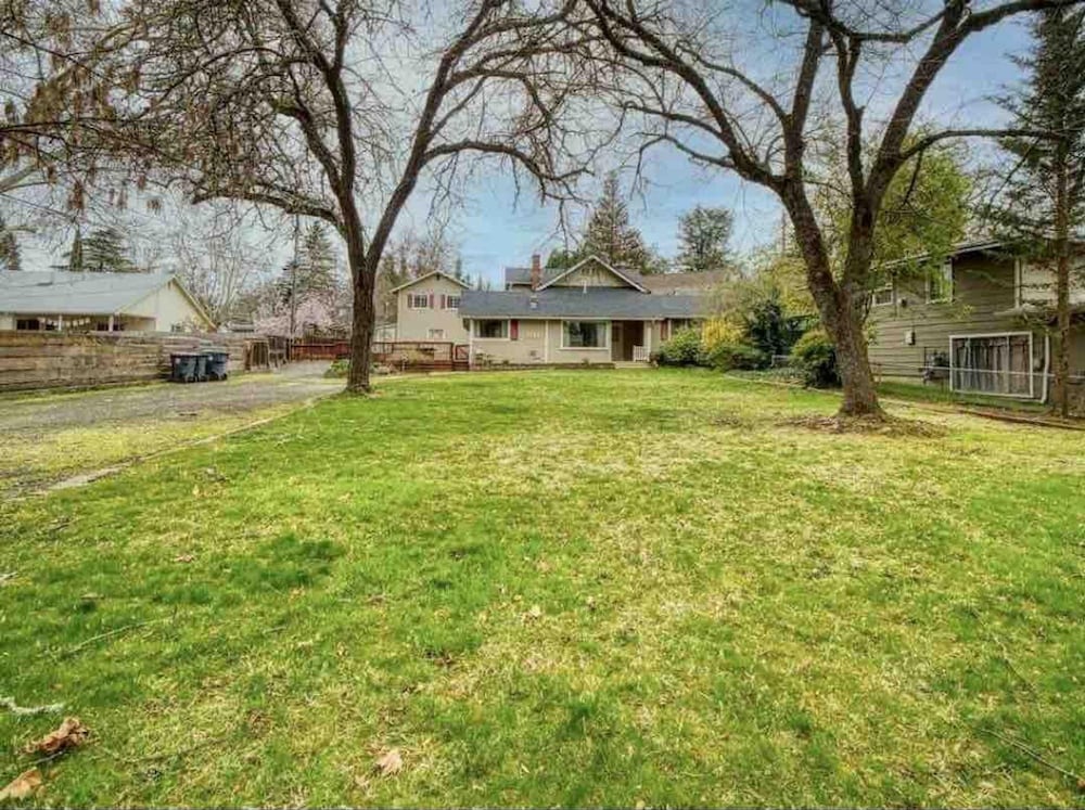 Medford Vacations - Medford Home and 2 Condos With Pool and Hot tub - Property Image 34