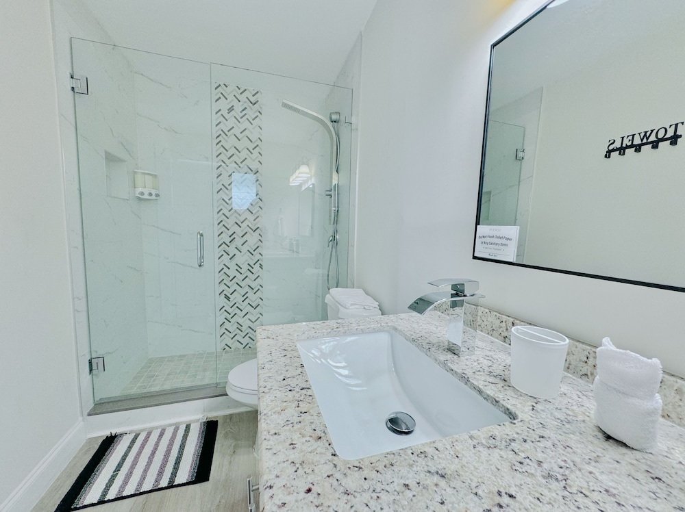 Tropical Villa King Bed Pool Top Location