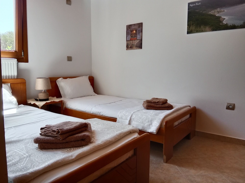 Tsampika s Traditional Stone Cottage in Siana