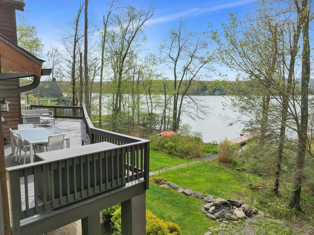 Lakefront Dock Hottub Pooltable Kayaks 75 TV