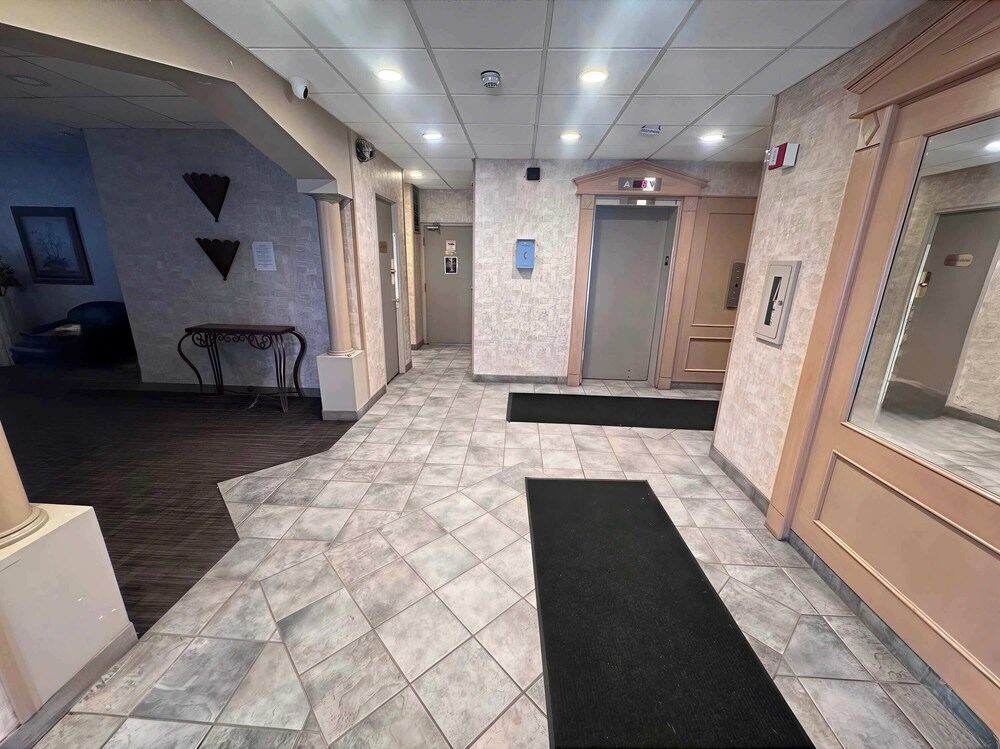 Stylish Downtown Condo near Rogers Place | Parking, Gym, Balcony & Kitchen
