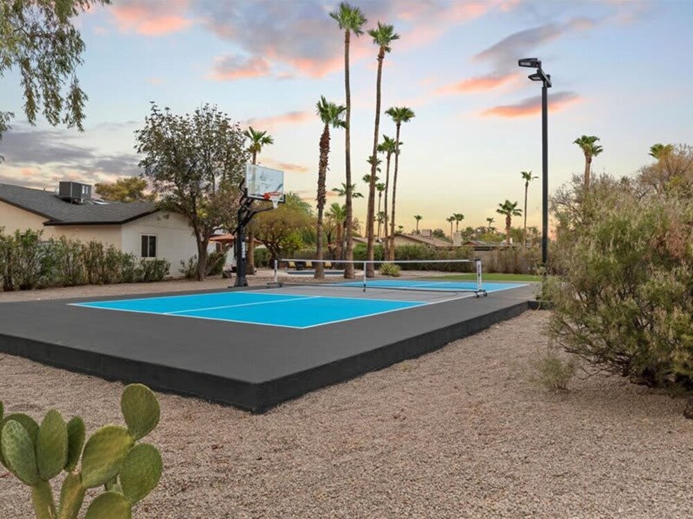 Pickle Putt Retreat Pool Pickleball Putt Grn