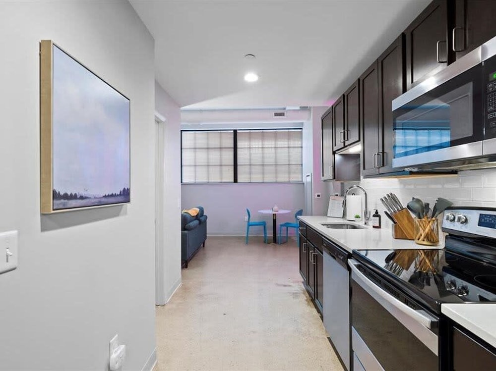 Cozysuites Historic 1BR Downtown Pittsburgh view 5