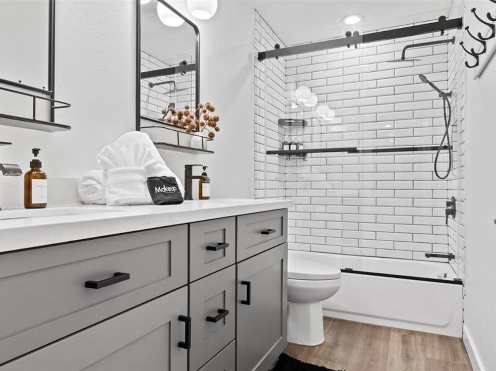 Pickle Putt Retreat Pool Pickleball Putt Grn