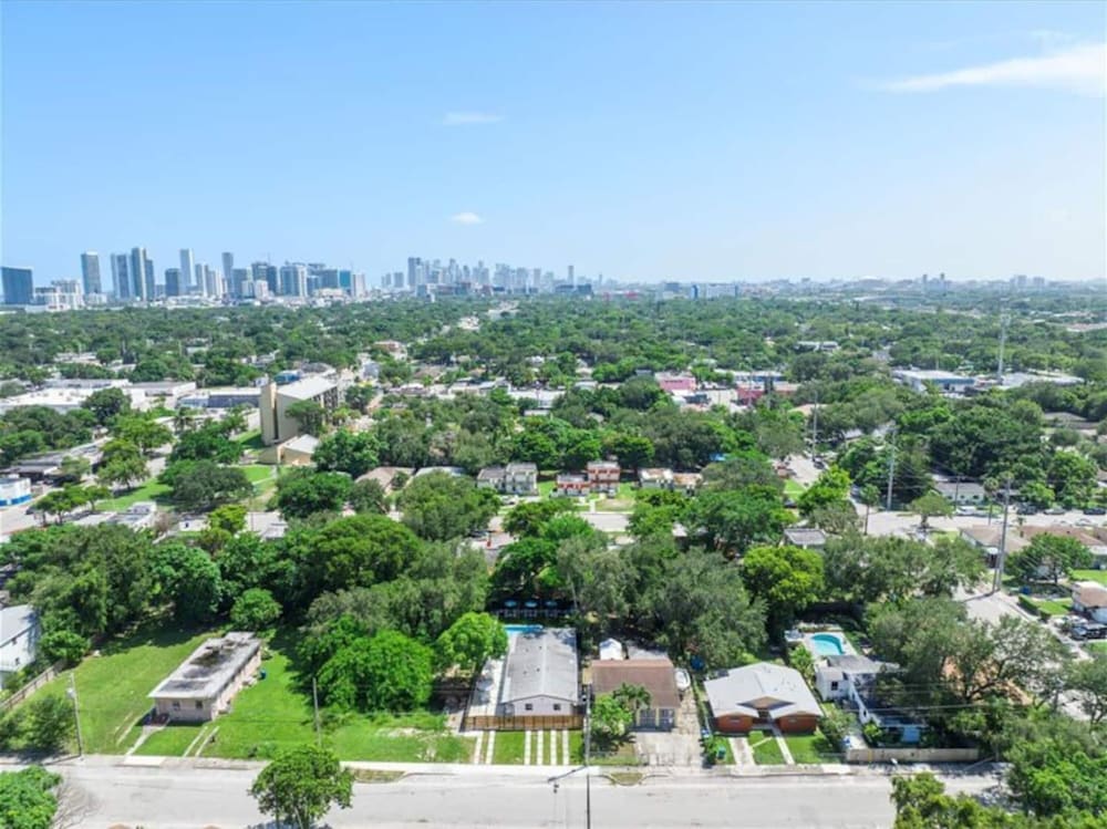 Sleek Modern Miami Getaway With Pool Oasis