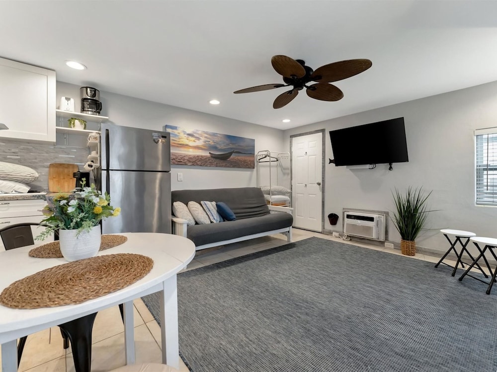 Beach 2 Blocks Away Heated Pool Waterview Suite