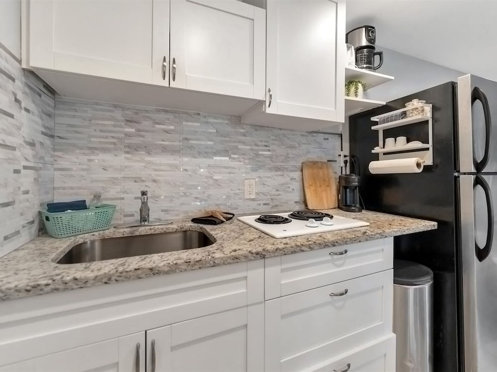 Beach 2 Blocks Away Heated Pool Waterview Suite