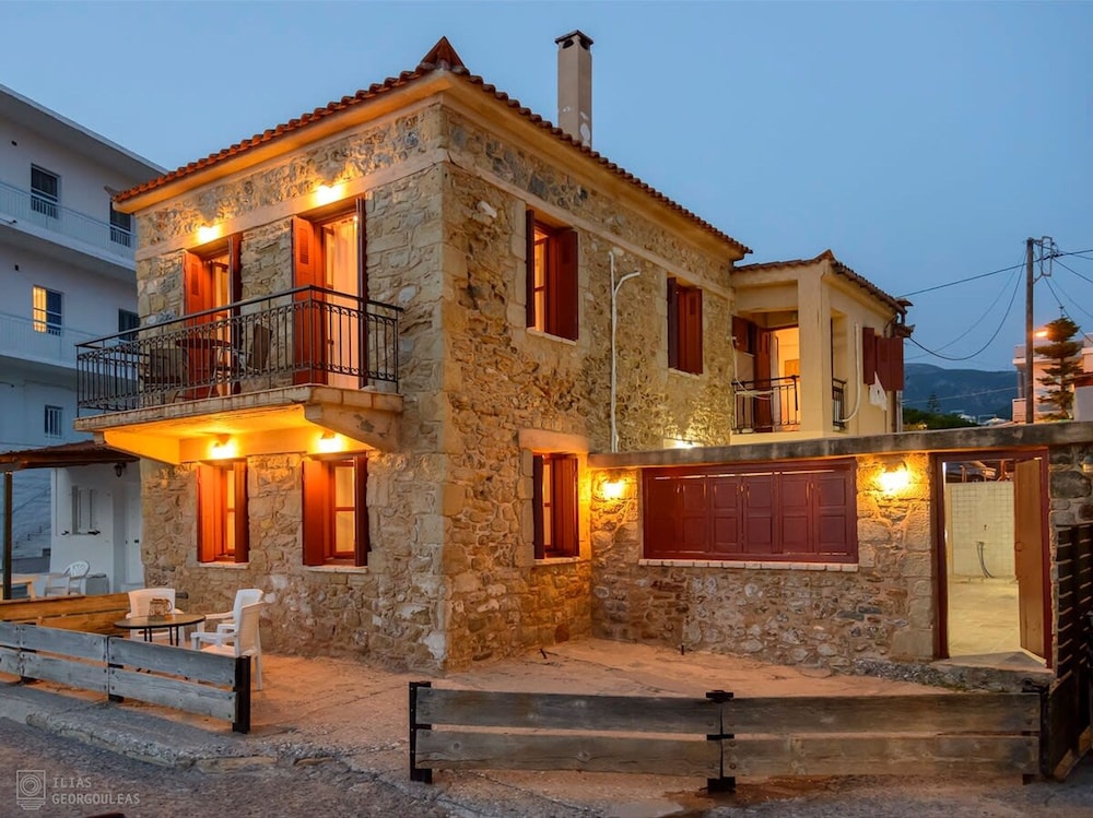Waveside Sanctuary - Luxurious Seastone Villa
