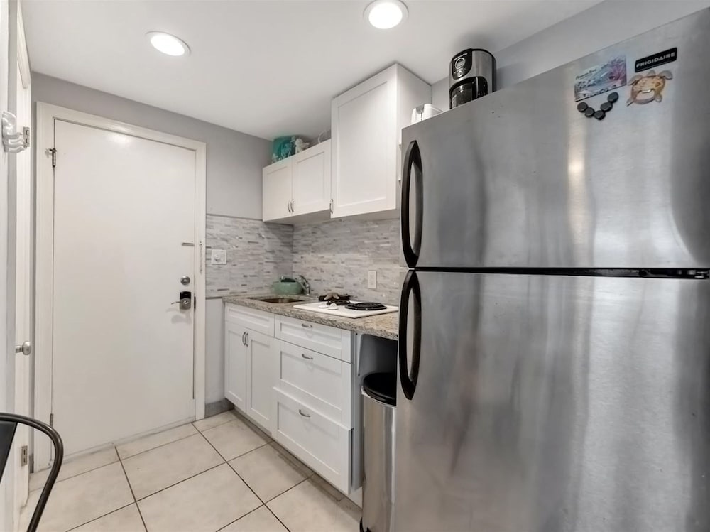 Beach 2 Blocks Away Heated Pool Waterview Suite
