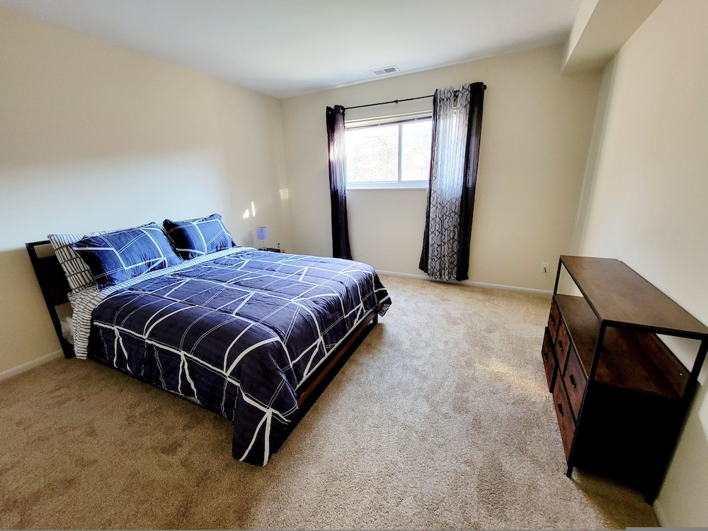 Modern 1BR in Elkins Park - Parking Pool view 5