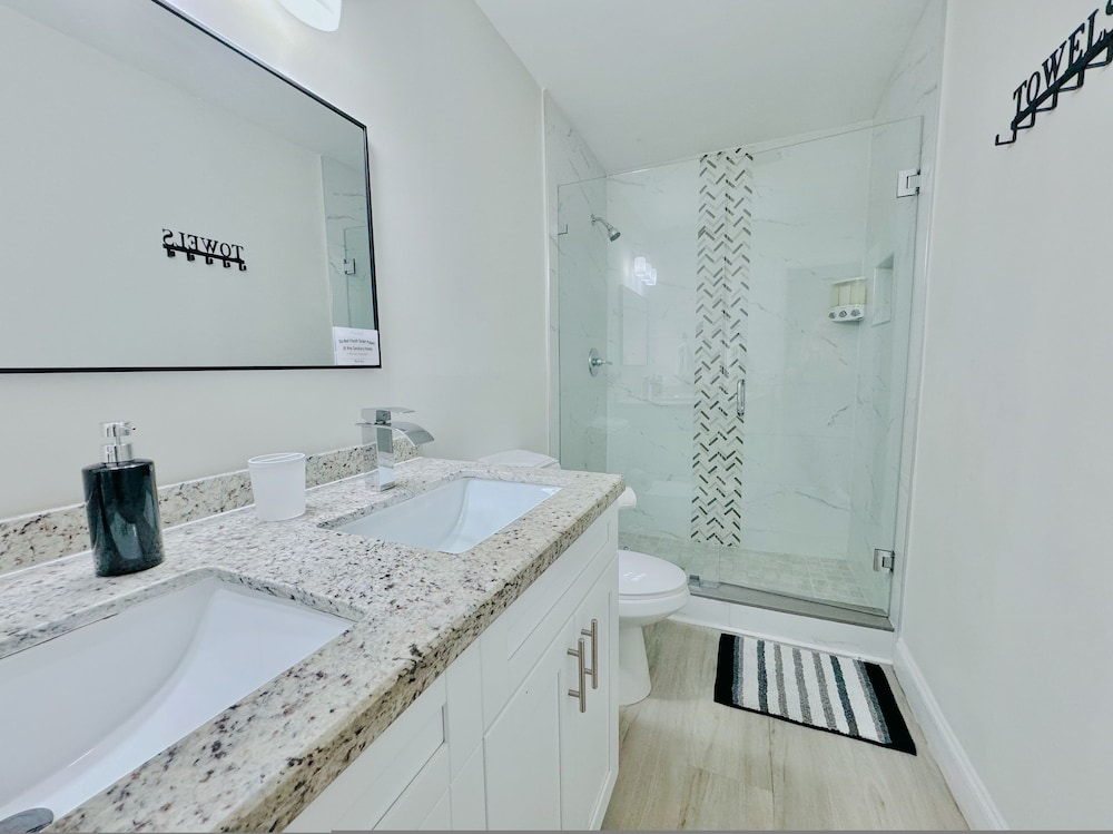 Tropical Villa King Bed Pool Top Location