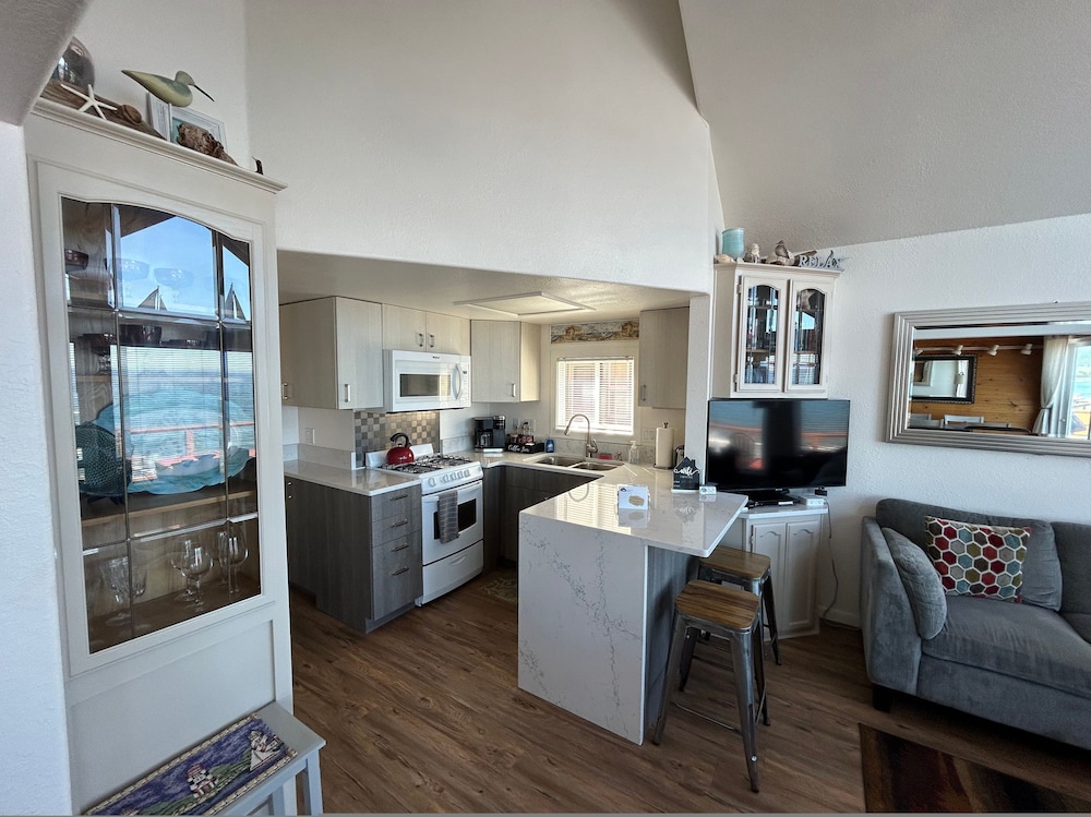 Oceanfront Cabin 10 Jacuzzi Breathtaking Views