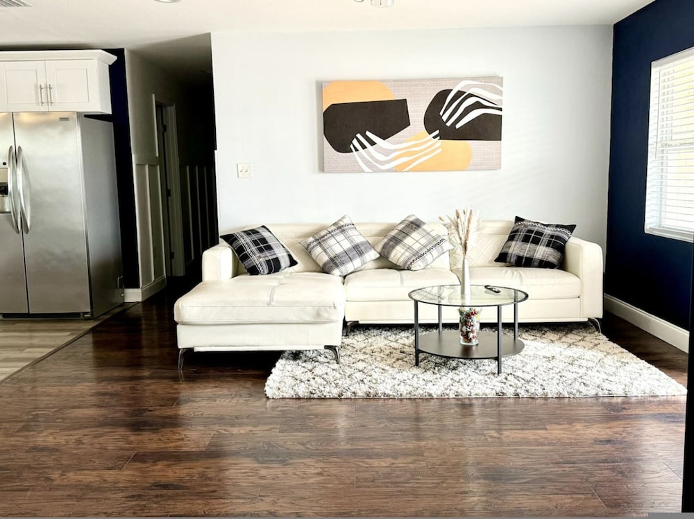 Quiet Spacious Home Close to Clearwater Beaches