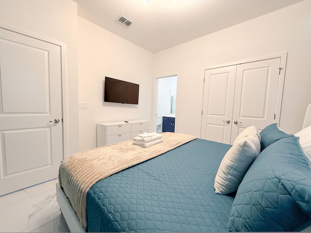 Sophisticated 9 Bedroom Close to Disney