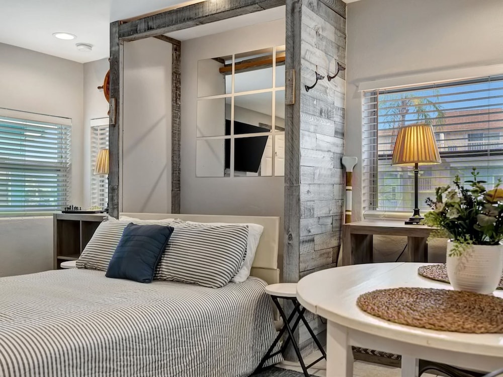 Beach 2 Blocks Away Heated Pool Waterview Suite