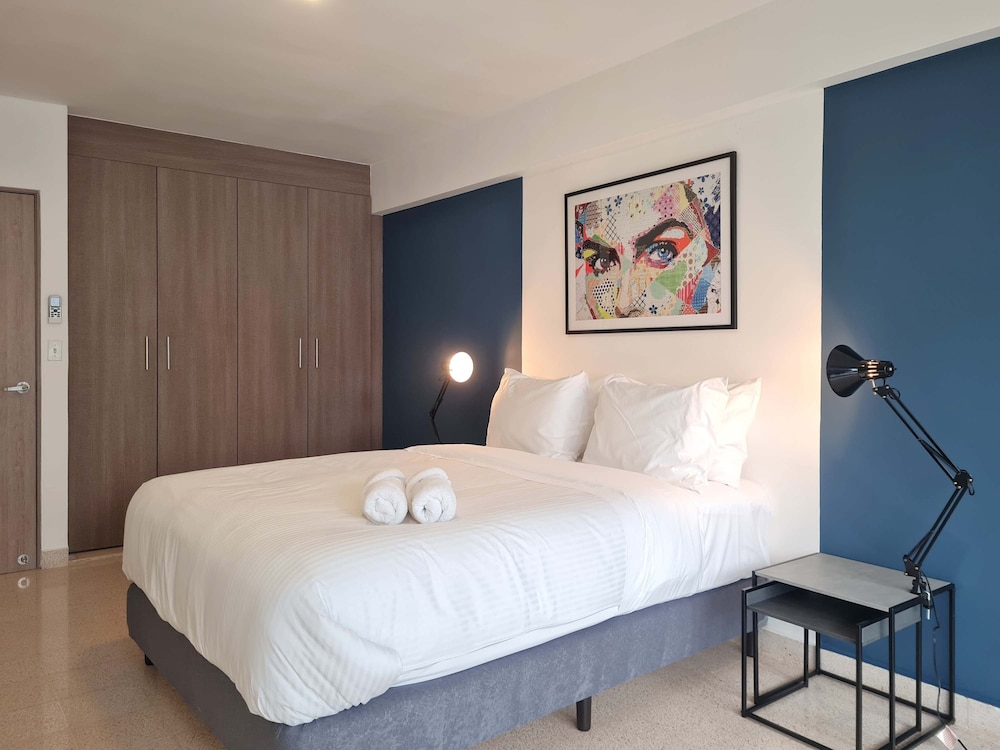 w Modern 2BR In La Cresta