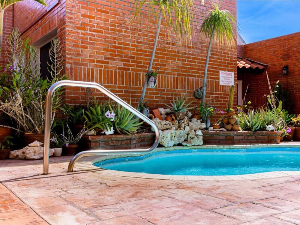 Flamingo Suite 1BR 1BA Apt w Pool Parking