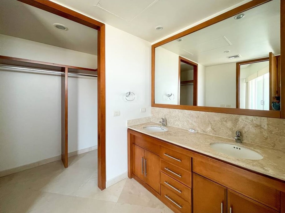 Oceanfront Condo With Astonishing View Private