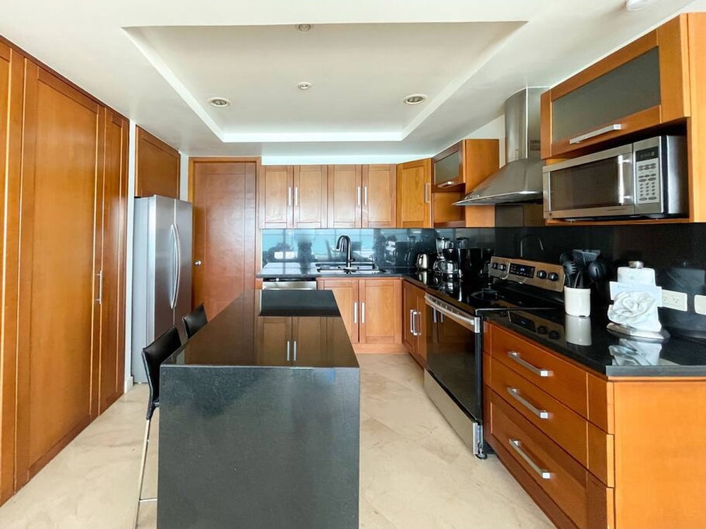 Oceanfront Condo With Astonishing View Private