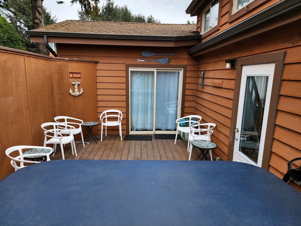 Oceanview Cabin 27 w Jacuzzi Enjoyable Views