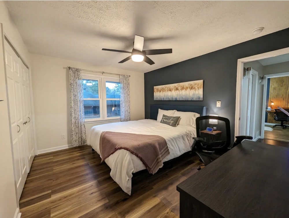 1303 Colony Dr Marietta - Full Home