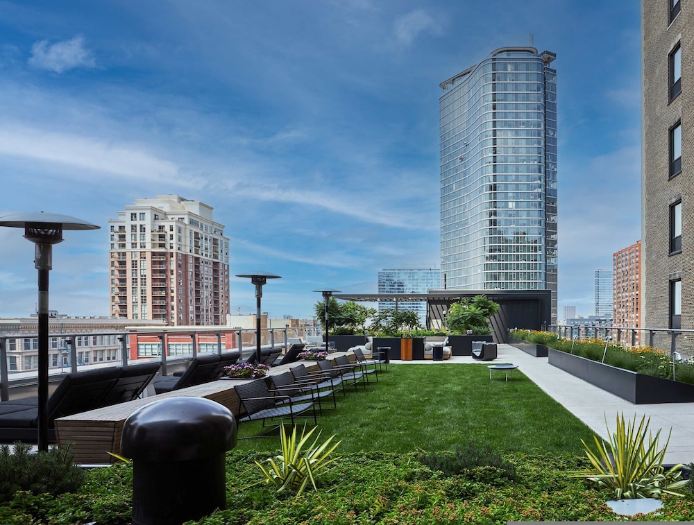 60 Fl Lake View Apt An Urban Oasis in the Sky
