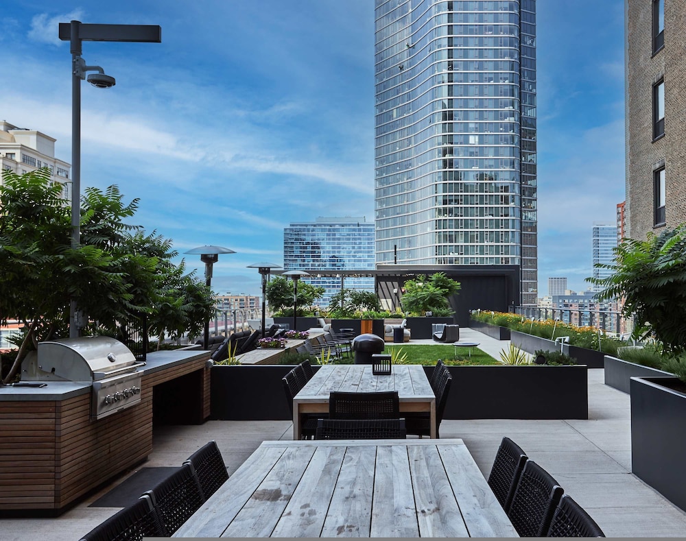 Top-tier Stay 49th Fl Lakefront City Views