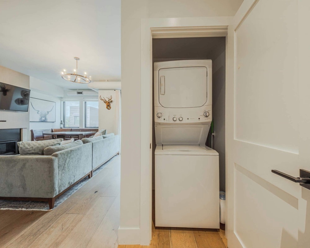 Whitefish Loft, Downtown Condo for 6
