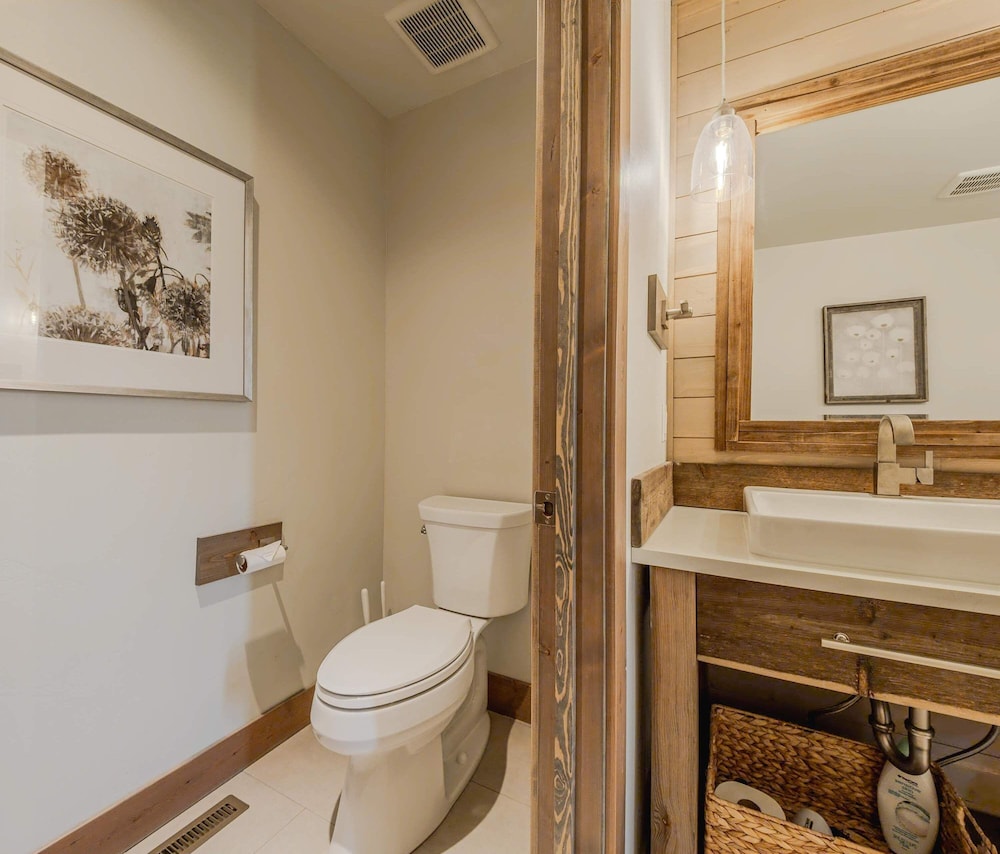 Cottage on the 10th Tee Beautiful Stay for 7 w/ Hot Tub & Fire Pit